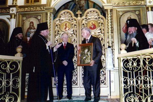 Преосвященный Епископ Александр преподнес г-ну Миронову С.М. Иверскую икону Божией Матери