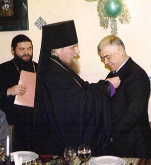Епископ Александр вручил господину Гусейнову награду